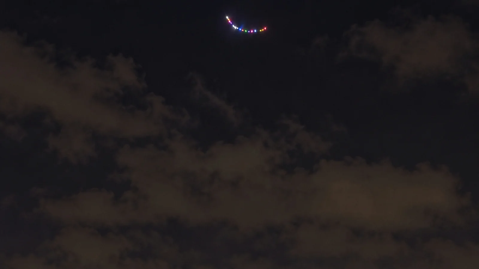 Ilustrace k článku: UFO nad Teheránem: barevná světla jsou vidět. Co ale video opravdu dokazuje?